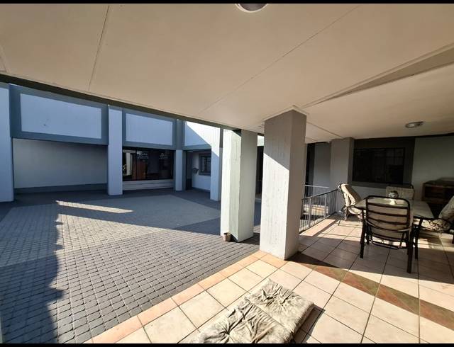1,040M² OFFICE FOR SALE IN VANDERBIJLPARK SW 5